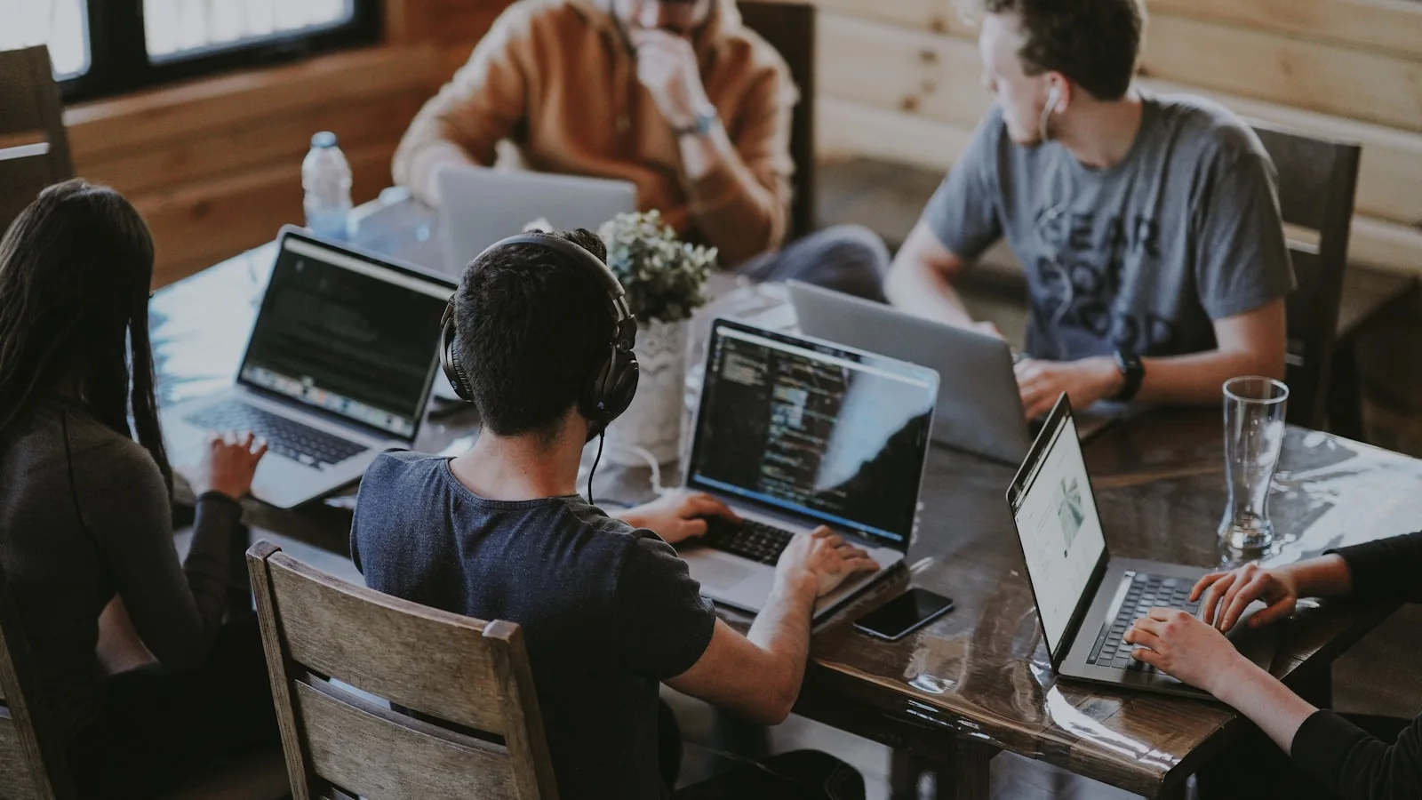Profesionales colaborando en una sesión de trabajo