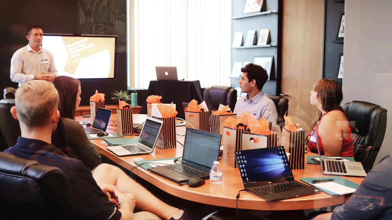 Equipo trabajando con herramientas digitales